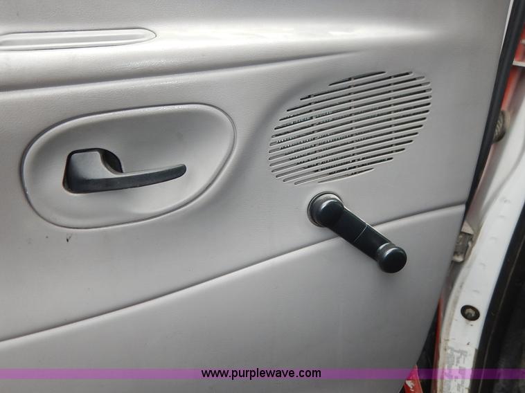 image for item J3990 2000 Ford 801 transit bus