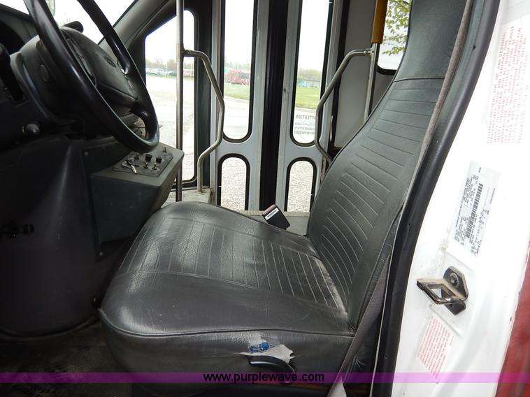 image for item J3990 2000 Ford 801 transit bus