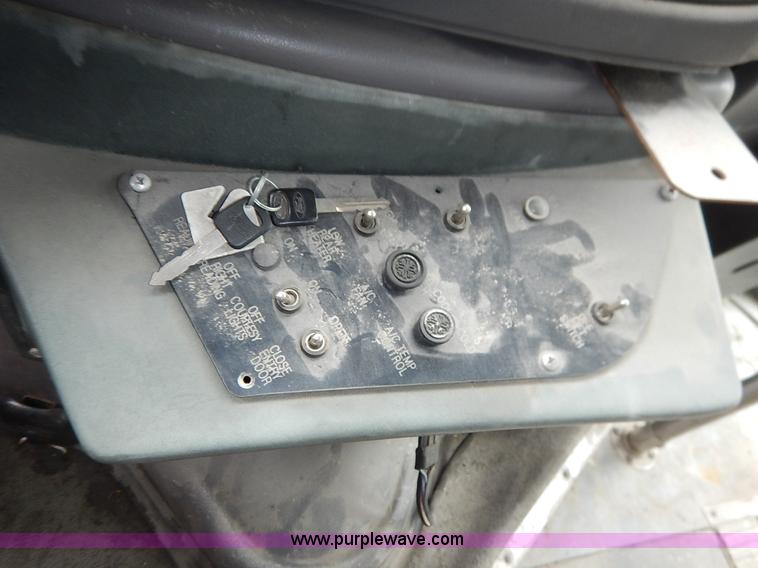 image for item J3990 2000 Ford 801 transit bus