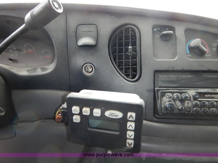 image for item J3990 2000 Ford 801 transit bus