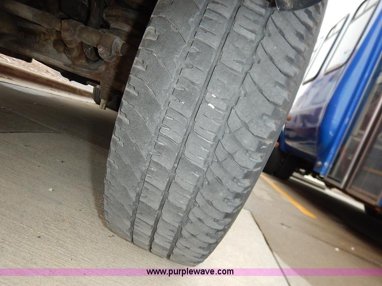 image for item J3990 2000 Ford 801 transit bus