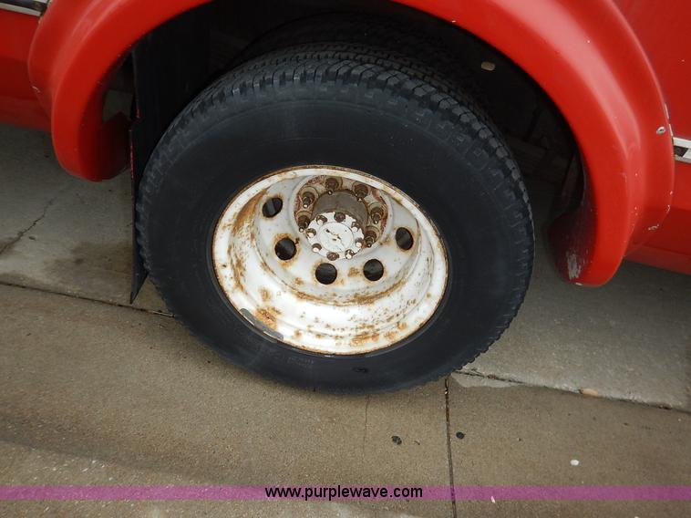 image for item J3990 2000 Ford 801 transit bus