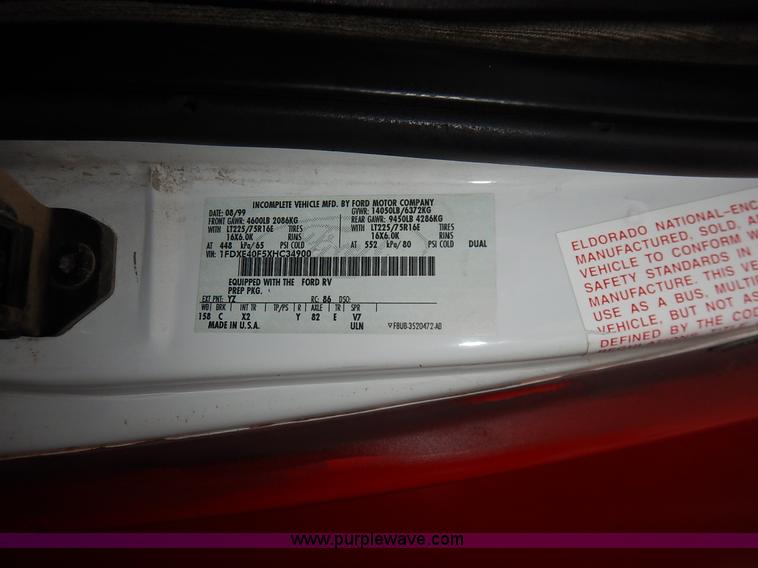 image for item J3990 2000 Ford 801 transit bus