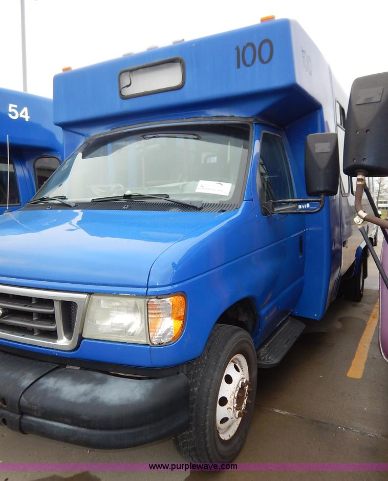image for item J3991 2003 Ford 801 transit bus