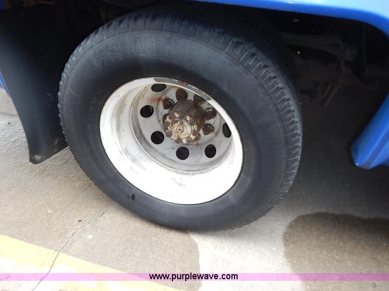 image for item J3991 2003 Ford 801 transit bus