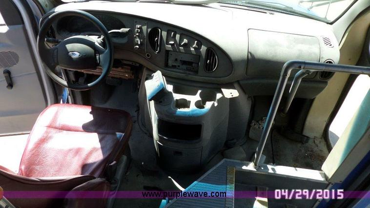 image for item J3991 2003 Ford 801 transit bus