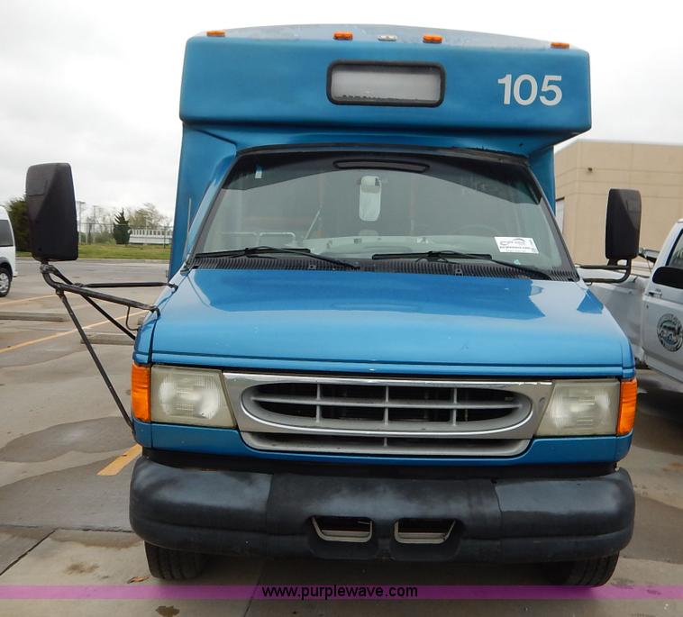 image for item J3992 2003 Ford 801 transit bus