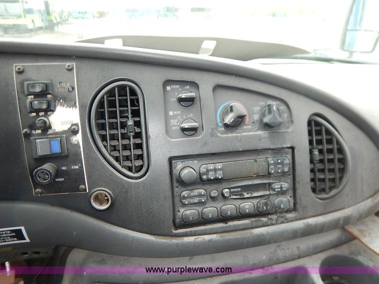 image for item J3992 2003 Ford 801 transit bus