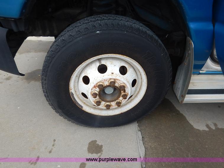 image for item J3992 2003 Ford 801 transit bus