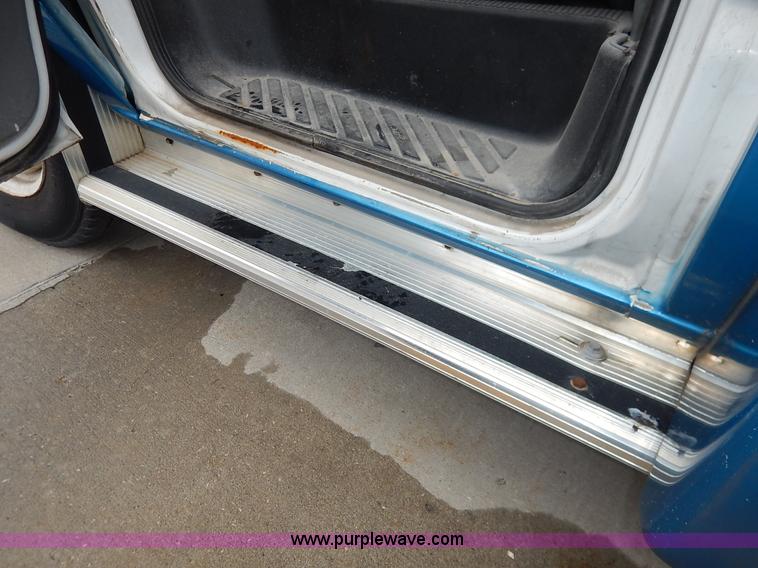 image for item J3992 2003 Ford 801 transit bus