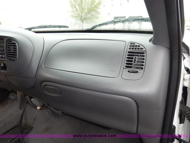 image for item J3994 2000 Ford Expedition XLT SUV