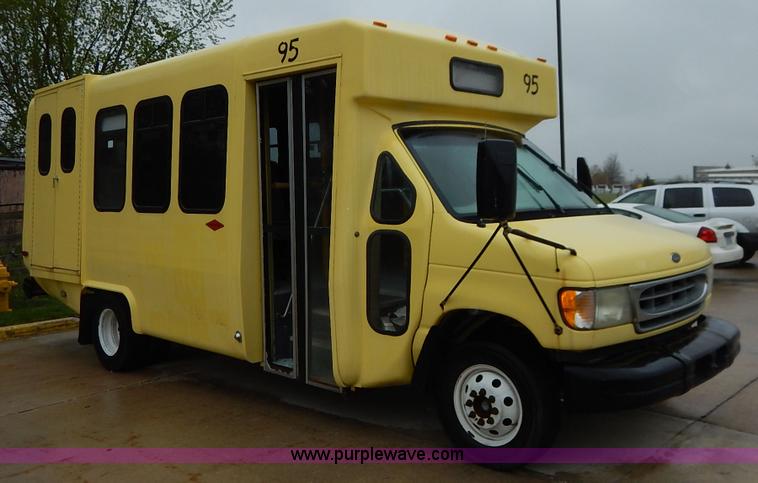 image for item J3998 2002 Ford 801 Diamond Coach transit bus
