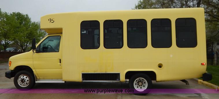 image for item J3998 2002 Ford 801 Diamond Coach transit bus