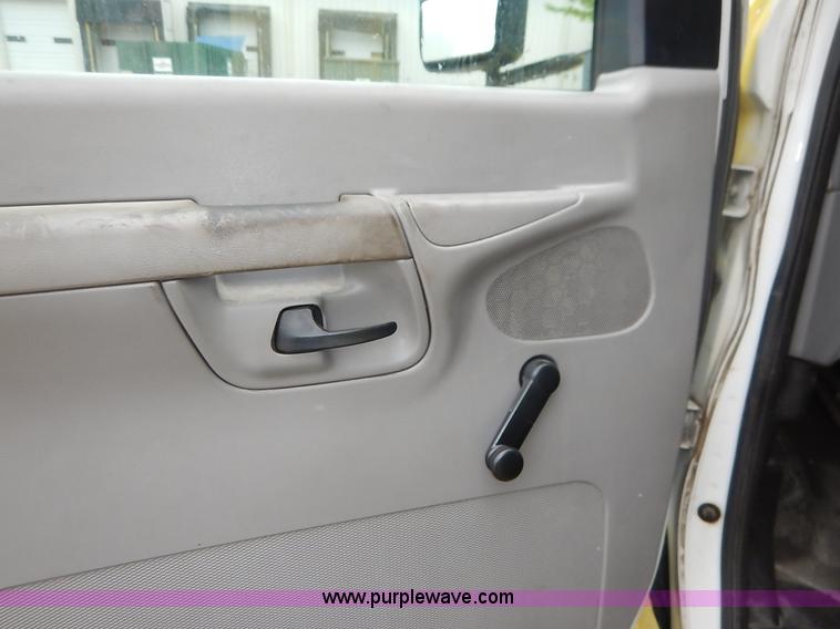 image for item J3998 2002 Ford 801 Diamond Coach transit bus