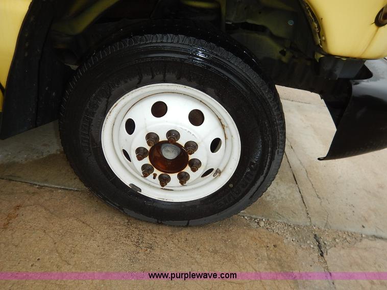 image for item J3998 2002 Ford 801 Diamond Coach transit bus