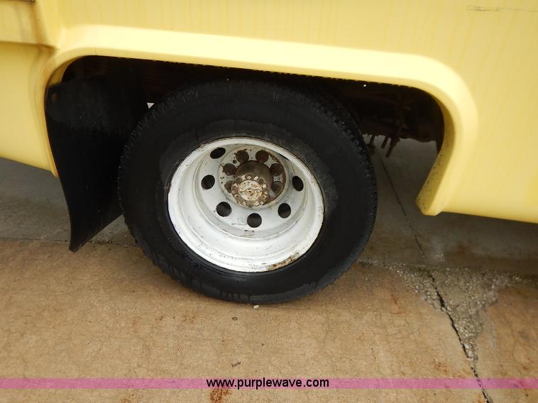 image for item J3998 2002 Ford 801 Diamond Coach transit bus