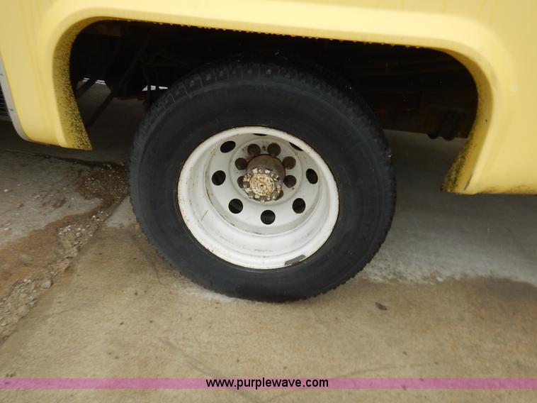 image for item J3998 2002 Ford 801 Diamond Coach transit bus