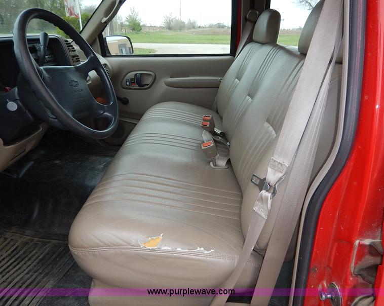 image for item J3999 1996 Chevrolet Suburban C1500 SUV