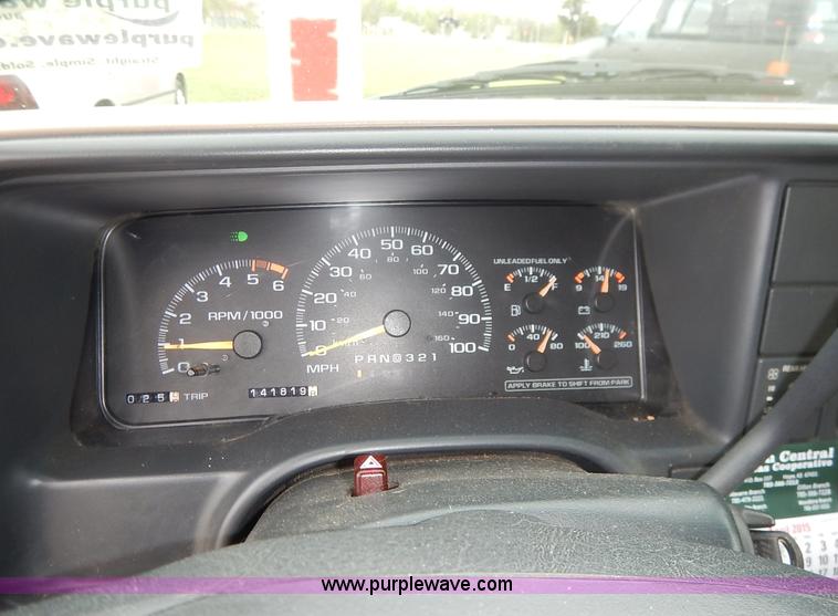 image for item J3999 1996 Chevrolet Suburban C1500 SUV