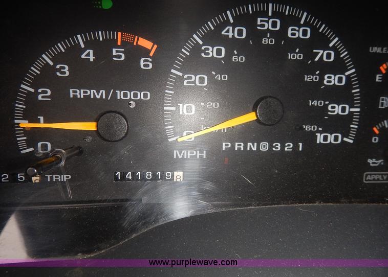 image for item J3999 1996 Chevrolet Suburban C1500 SUV