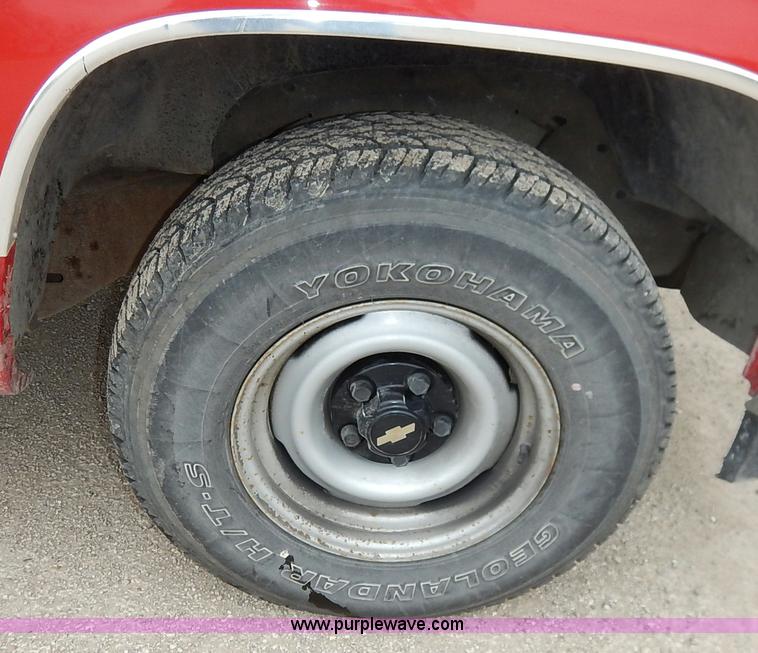 image for item J3999 1996 Chevrolet Suburban C1500 SUV