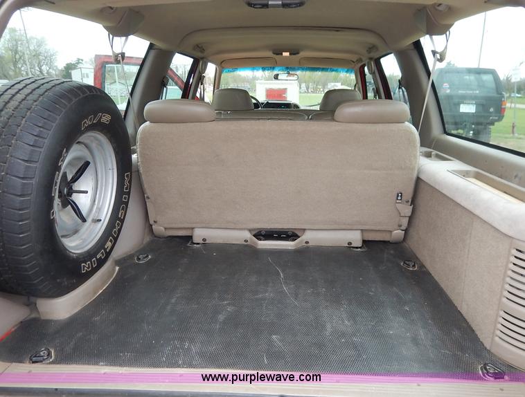 image for item J3999 1996 Chevrolet Suburban C1500 SUV