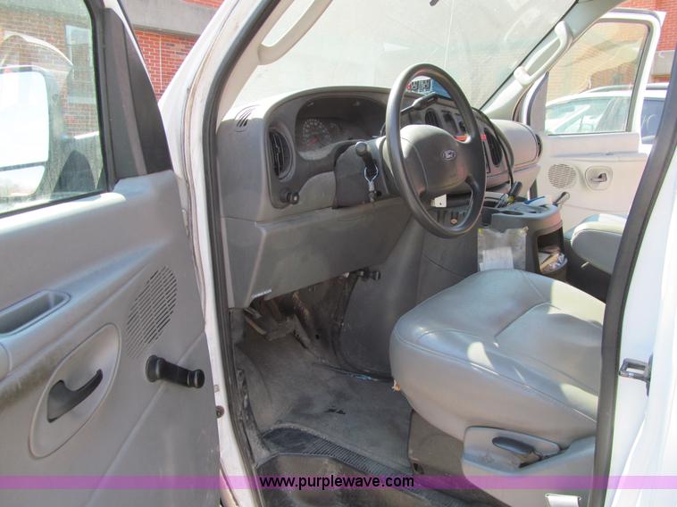 image for item K5518 2003 Ford E250 van