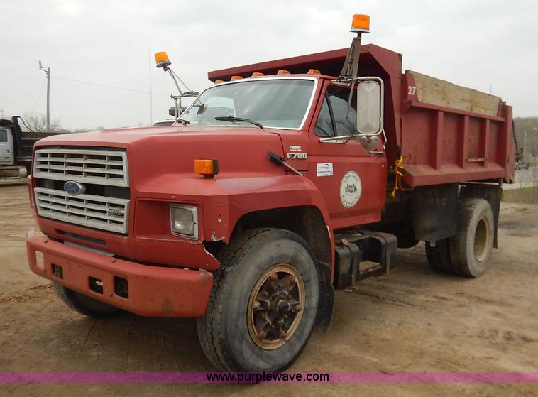 image for item K7378 1990 Ford F700 dump truck