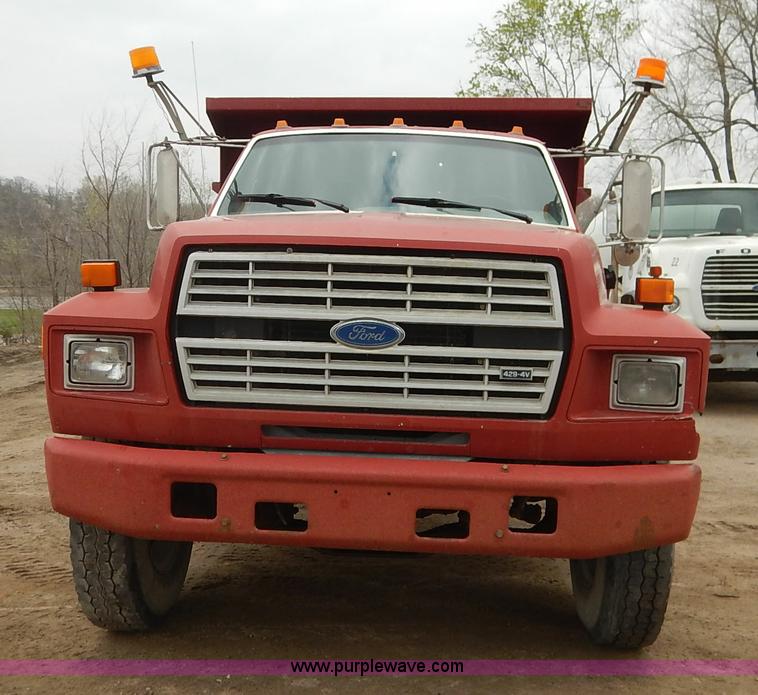 image for item K7378 1990 Ford F700 dump truck