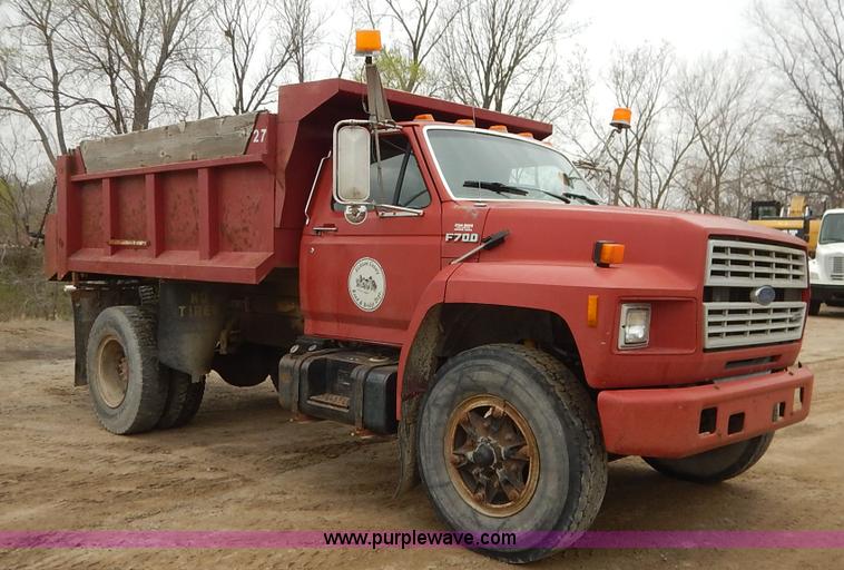 image for item K7378 1990 Ford F700 dump truck