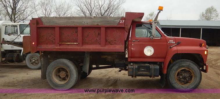 image for item K7378 1990 Ford F700 dump truck