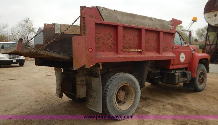 image for item K7378 1990 Ford F700 dump truck