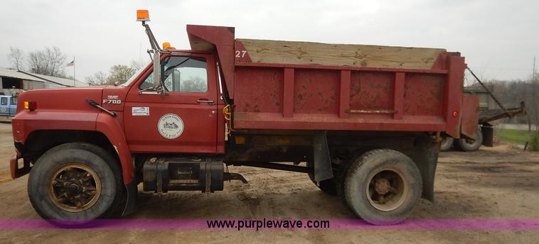 image for item K7378 1990 Ford F700 dump truck