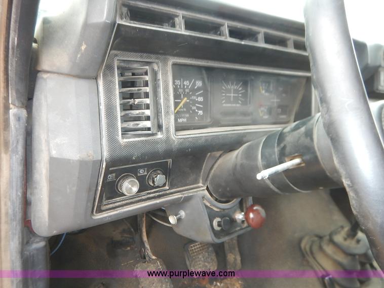 image for item K7378 1990 Ford F700 dump truck