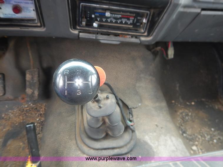 image for item K7378 1990 Ford F700 dump truck