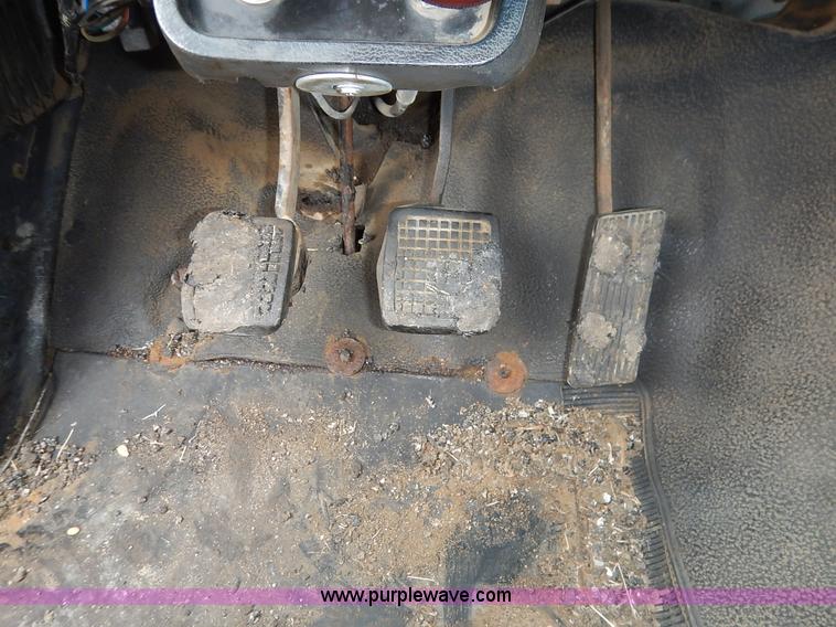 image for item K7378 1990 Ford F700 dump truck