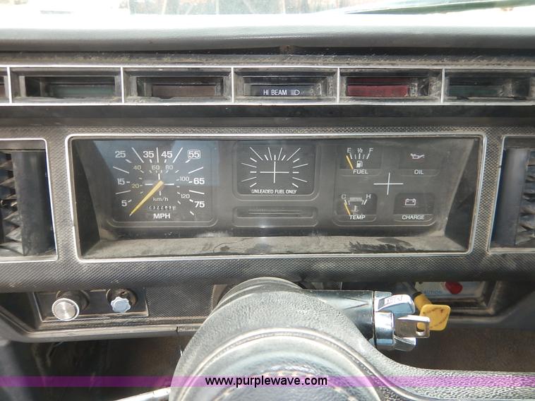 image for item K7378 1990 Ford F700 dump truck