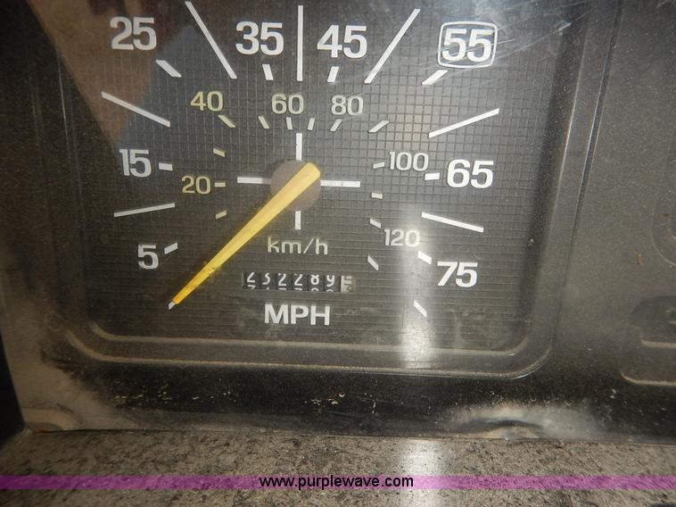 image for item K7378 1990 Ford F700 dump truck