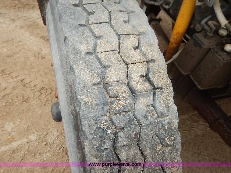 image for item K7378 1990 Ford F700 dump truck