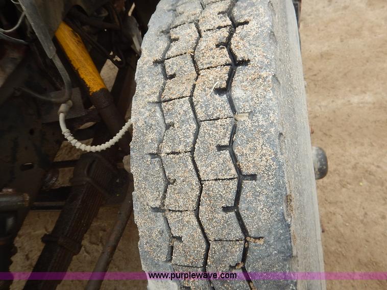 image for item K7378 1990 Ford F700 dump truck