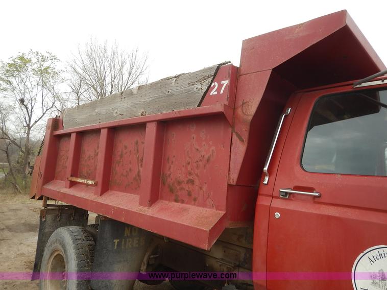 image for item K7378 1990 Ford F700 dump truck