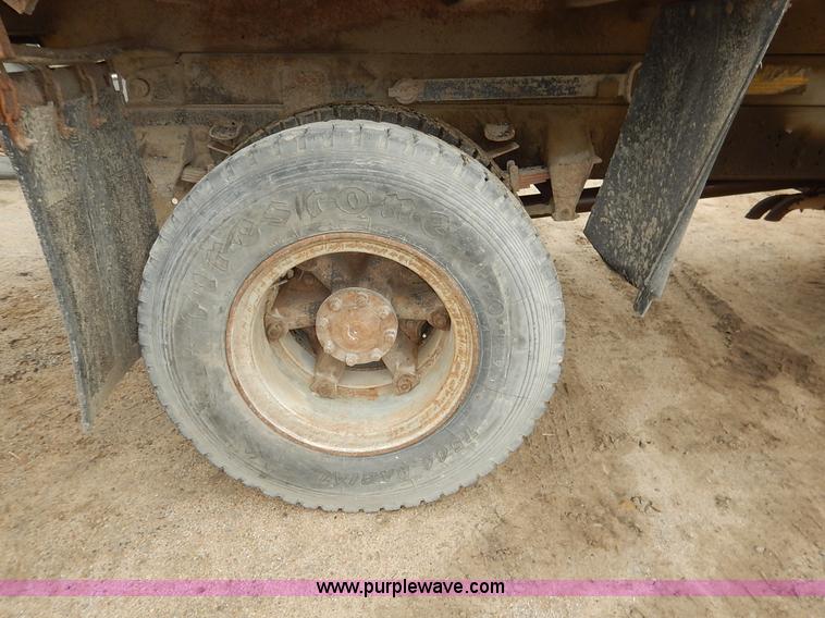 image for item K7378 1990 Ford F700 dump truck