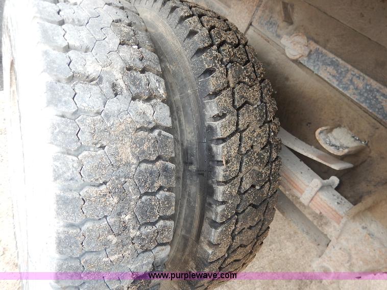 image for item K7378 1990 Ford F700 dump truck