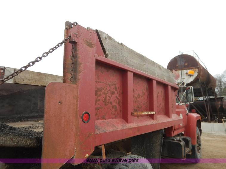 image for item K7378 1990 Ford F700 dump truck