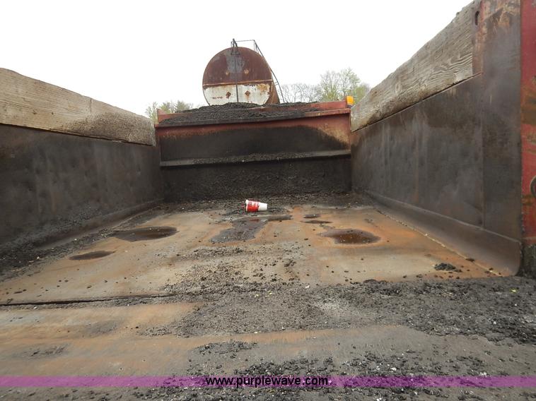 image for item K7378 1990 Ford F700 dump truck