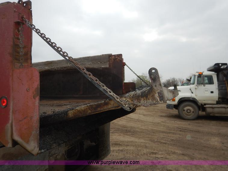 image for item K7378 1990 Ford F700 dump truck