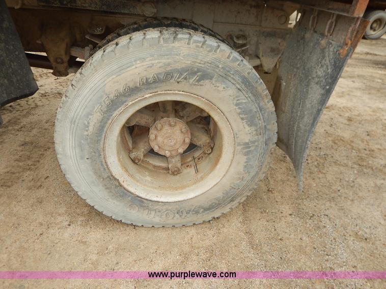 image for item K7378 1990 Ford F700 dump truck