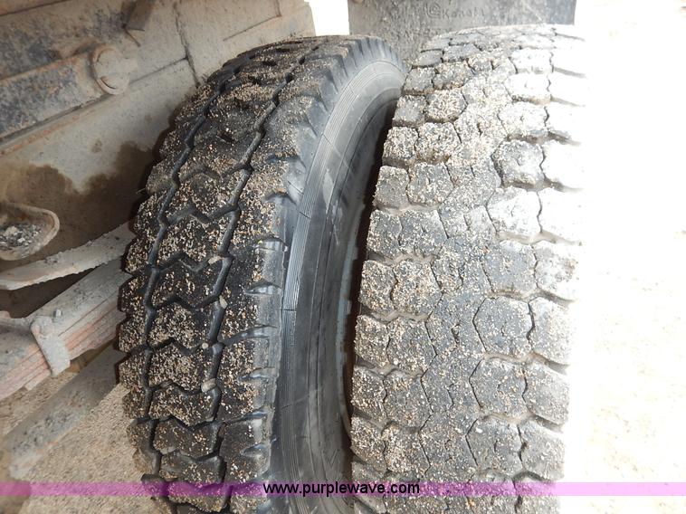 image for item K7378 1990 Ford F700 dump truck