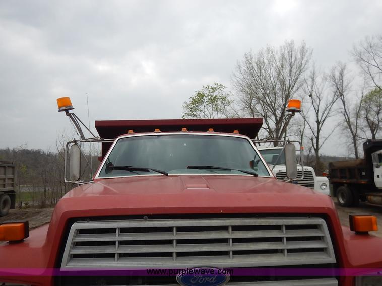 image for item K7378 1990 Ford F700 dump truck