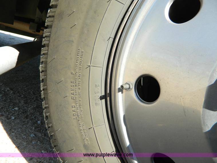 image for item K8023 1989 Chevrolet P30 Fleetwood 32' RV